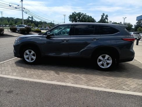 Used 2020 Toyota Highlander LE AWD/4WD image 3