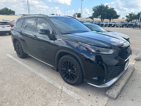 Used 2024 Toyota Highlander XSE FWD image 2