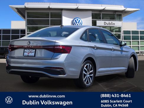 Used 2025 Volkswagen Jetta SE w/ Sunroof Package FWD image 4