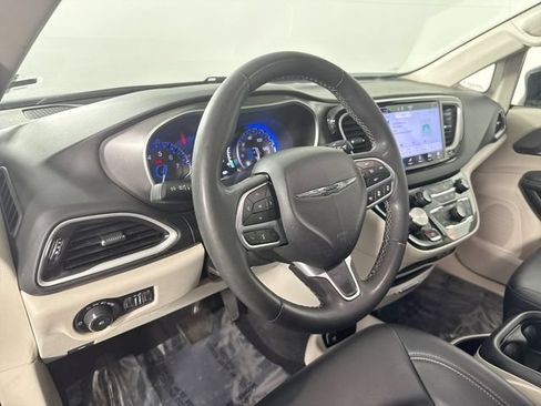 Used 2024 Chrysler Pacifica Touring-L FWD image 23