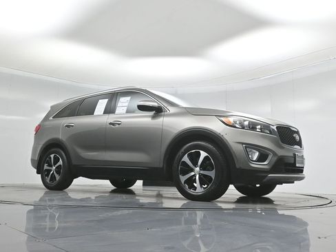 Used 2017 Kia Sorento EX image 4