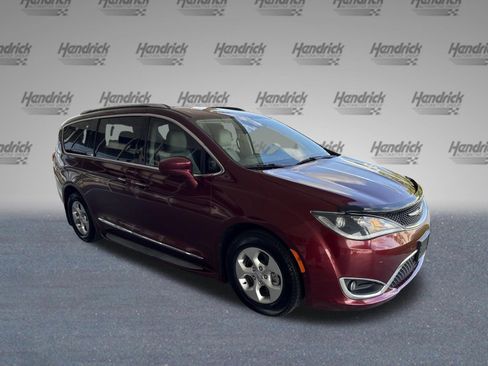 Used 2017 Chrysler Pacifica Touring-L Plus w/ Advanced Safetytec Group FWD image 2