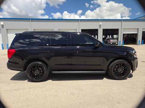 Used 2024 Ford Expedition XLT RWD image 2