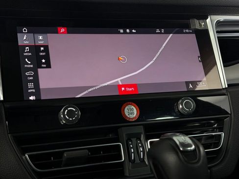 Used 2025 Porsche Macan AWD/4WD image 17