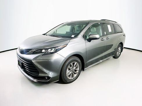 Used 2026 Toyota Sienna XLE FWD image 3