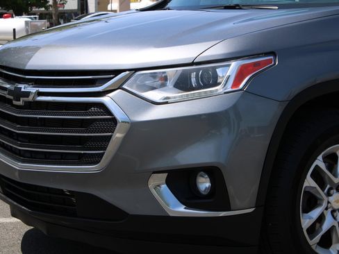 Used 2020 Chevrolet Traverse LT w/ Driver Confidence II Package AWD/4WD image 5