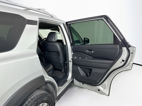 Used 2025 Nissan Pathfinder SL AWD/4WD image 32