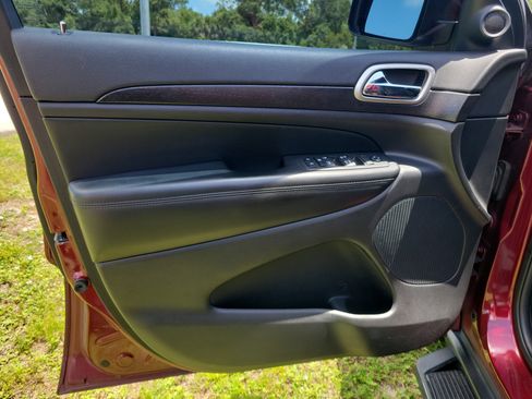 Used 2018 Jeep Grand Cherokee Laredo AWD/4WD image 16
