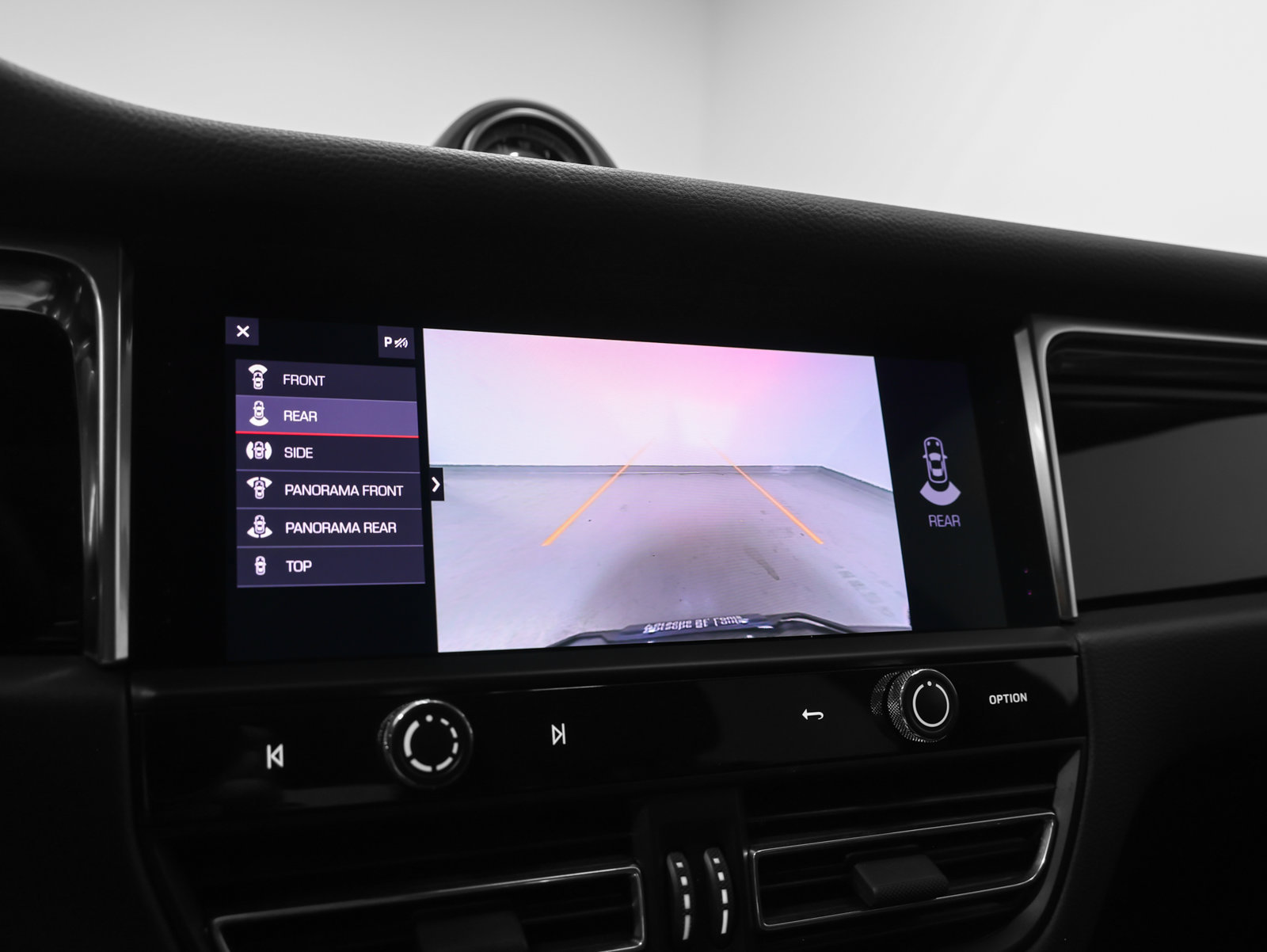 Certified 2023 Porsche Macan AWD/4WD image 33