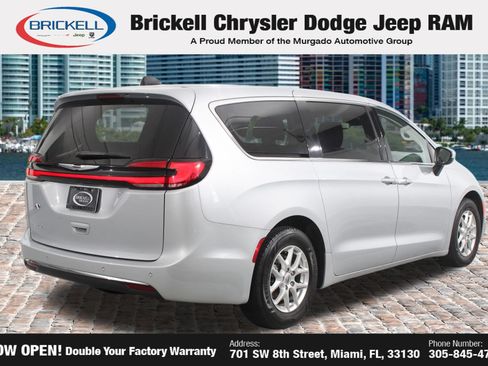 Used 2023 Chrysler Pacifica Touring-L FWD image 5