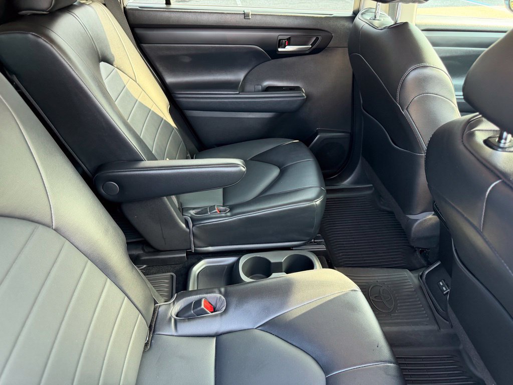 Used 2022 Toyota Highlander XLE AWD/4WD image 19