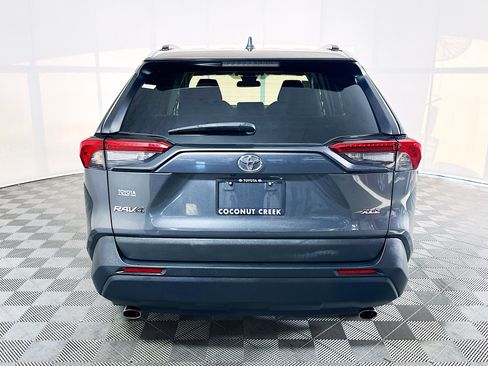 Used 2021 Toyota RAV4 XLE w/ Convenience Package FWD image 4