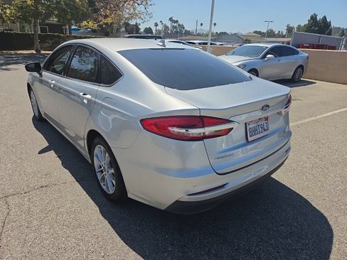 Used 2019 Ford Fusion SE FWD image 3