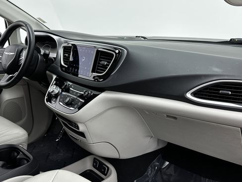 Used 2018 Chrysler Pacifica Touring-L image 34