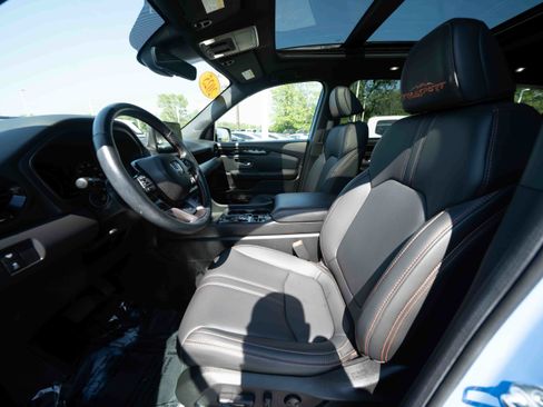 Used 2025 Honda Pilot TrailSport image 9