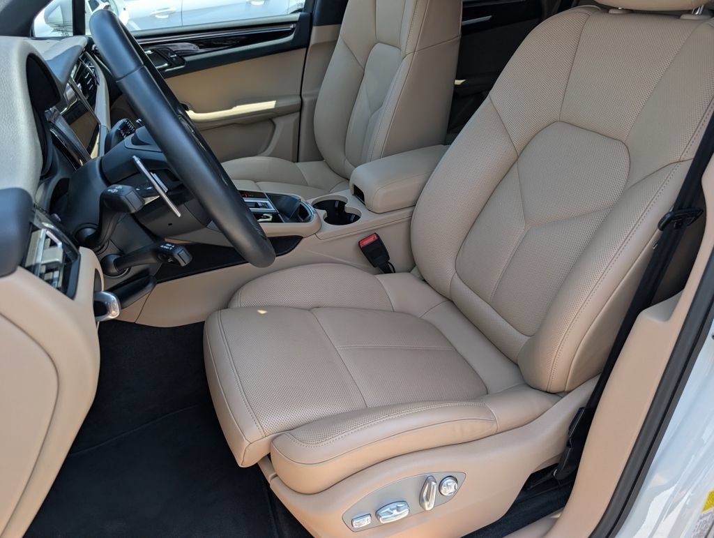 Used 2026 Porsche Macan AWD/4WD image 5