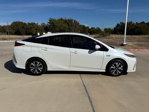 Used 2018 Toyota Prius Prime Premium image 4