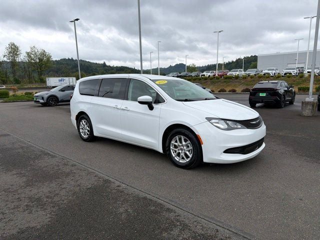 Used 2023 Chrysler Voyager LX FWD image 3