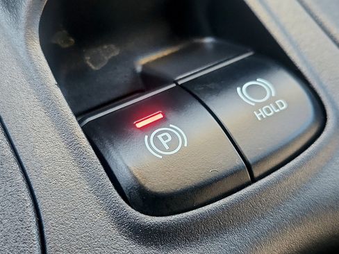 Used 2025 Toyota Corolla Cross LE image 23