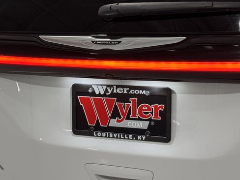 Used 2023 Chrysler Pacifica Touring-L image 44