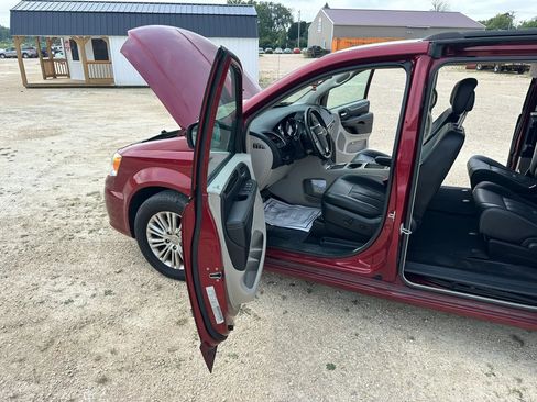 Used 2015 Chrysler Town & Country Touring-L w/ Driver Convenience Group FWD image 10