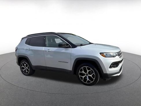 Used 2025 Jeep Compass Limited AWD/4WD image 2