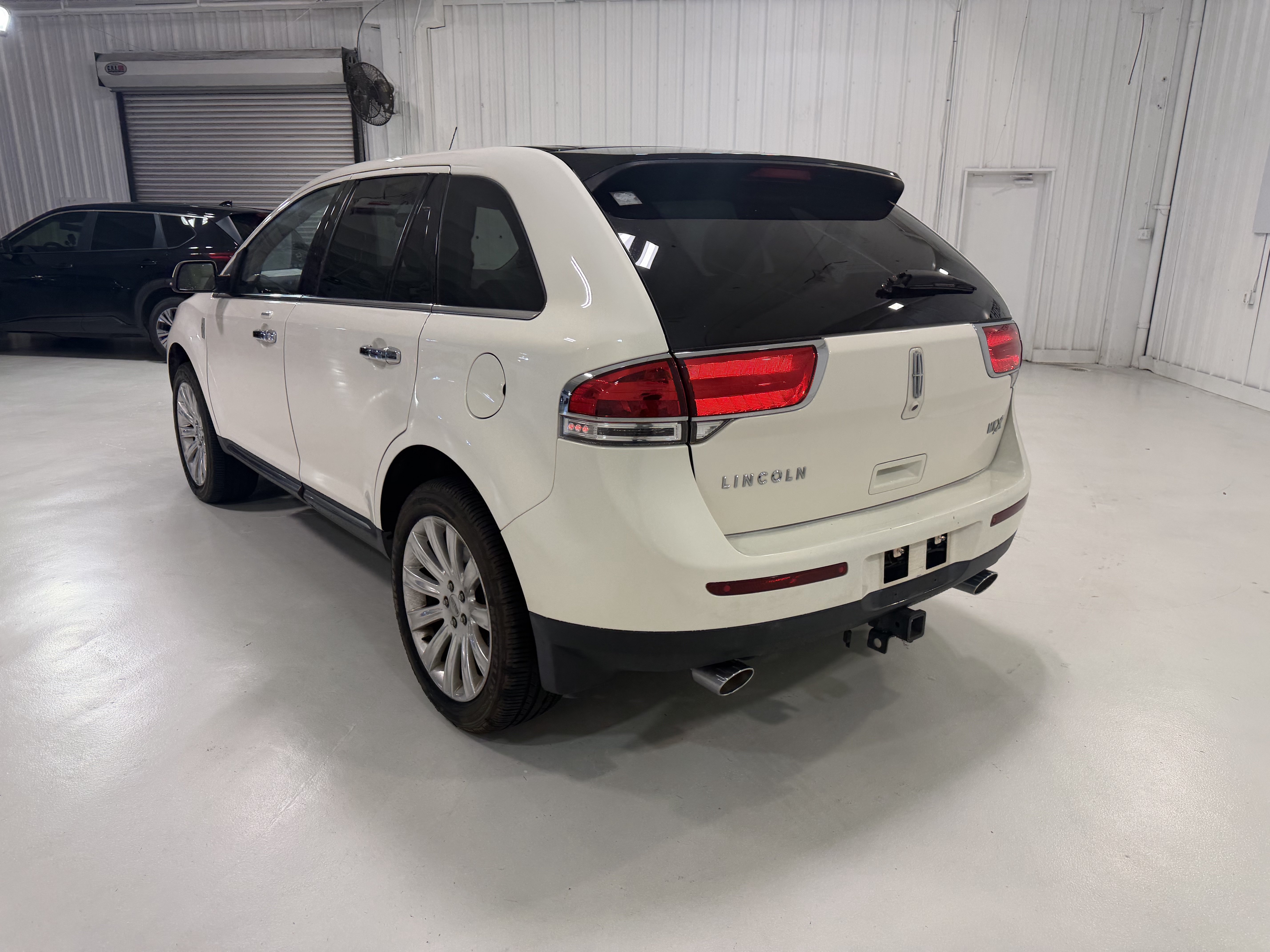 Used 2012 Lincoln MKX FWD image 2