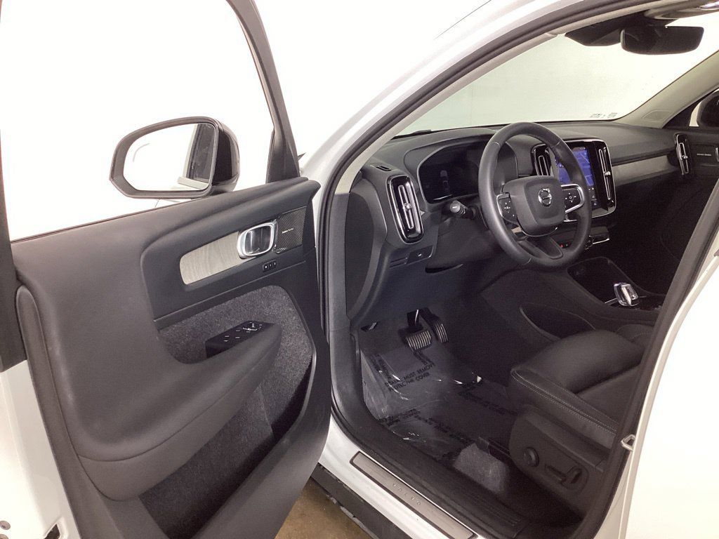 Used 2024 Volvo XC40 B5 Plus w/ Protection Package Premier AWD/4WD image 9