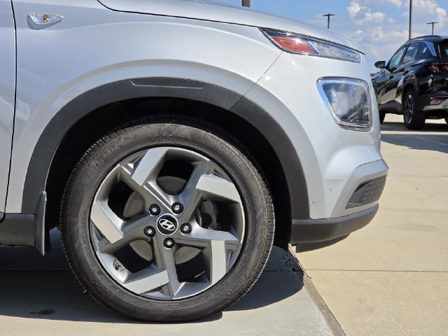 Used 2022 Hyundai Venue SEL FWD image 9