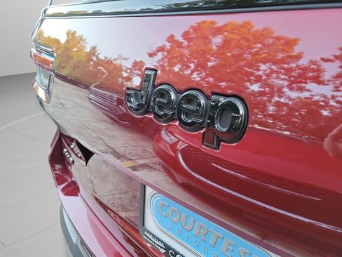 Certified 2025 Jeep Grand Cherokee L Limited w/ Black Appearance Package AWD/4WD image 31
