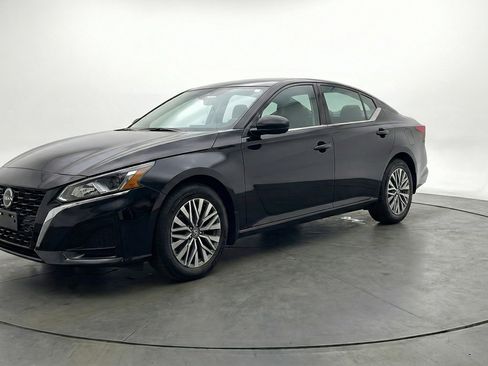 Used 2025 Nissan Altima 2.5 SV image 3