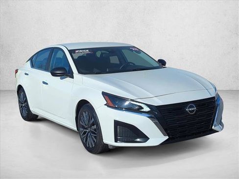 Used 2025 Nissan Altima 2.5 SV image 3