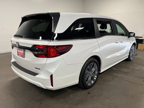 Used 2025 Honda Odyssey Touring image 3