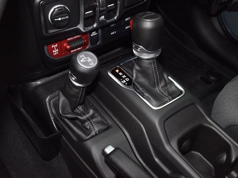 Used 2025 Jeep Gladiator Sport AWD/4WD image 31