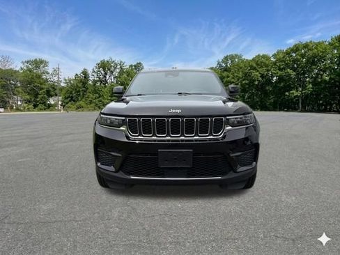 Used 2024 Jeep Grand Cherokee Laredo AWD/4WD image 3