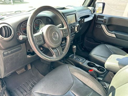 Used 2015 Jeep Wrangler Unlimited Rubicon w/ Connectivity Group image 10