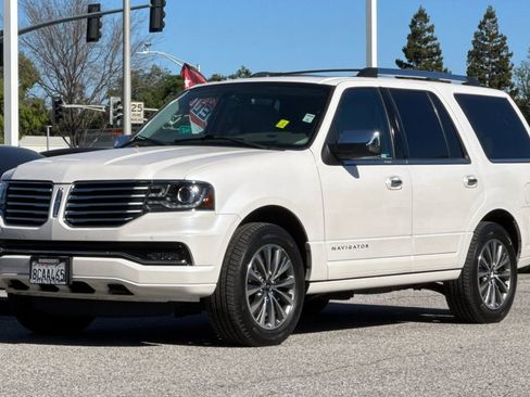 Used 2017 Lincoln Navigator Select image 7
