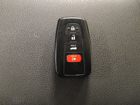 Used 2018 Toyota Camry LE image 32