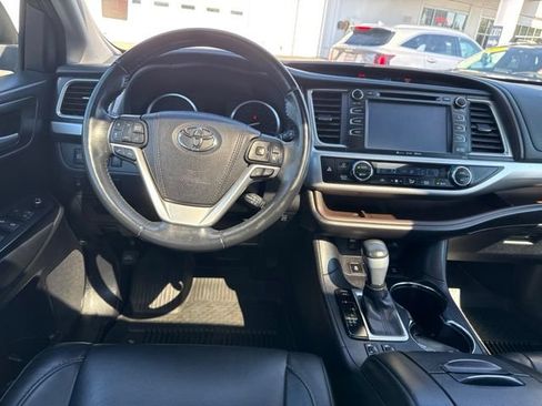 Used 2017 Toyota Highlander XLE AWD/4WD image 18