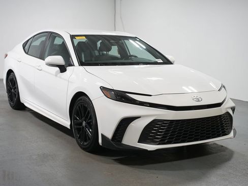 Certified 2025 Toyota Camry SE image 3