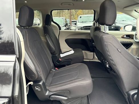 Used 2017 Chrysler Pacifica Touring Plus w/ Tire & Wheel Group image 11