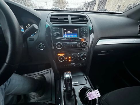 Used 2017 Ford Explorer XLT image 19
