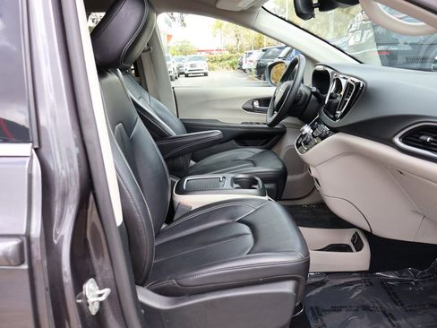 Used 2023 Chrysler Pacifica Touring-L FWD image 31