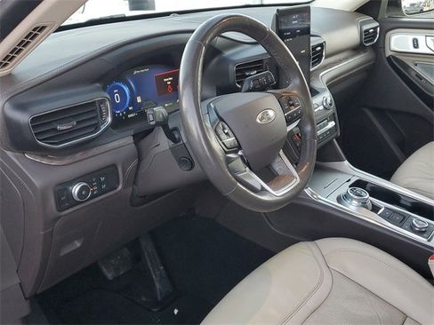Certified 2020 Ford Explorer Platinum w/ Premium Technology Package image 12
