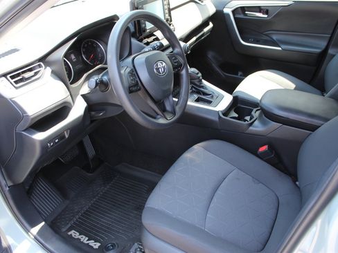 Used 2020 Toyota RAV4 XLE FWD image 6
