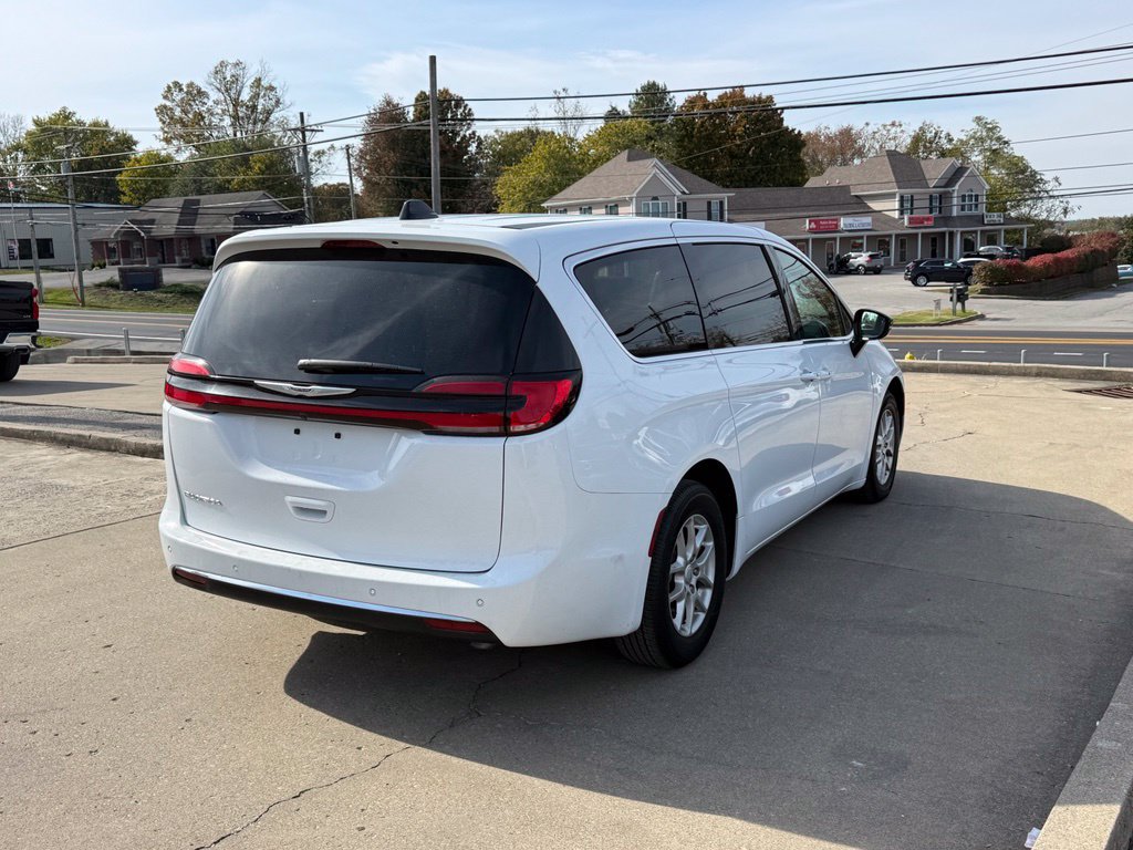 Used 2025 Chrysler Pacifica Select FWD image 6