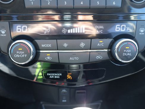 Used 2017 Nissan Rogue SV AWD/4WD image 20