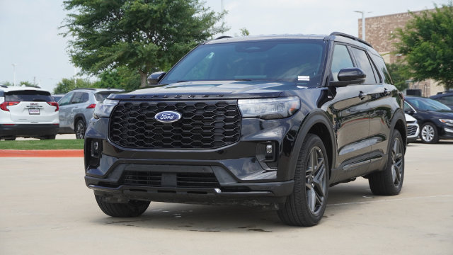 Used 2025 Ford Explorer ST-Line w/ ST-Line Street Pack AWD/4WD image 2