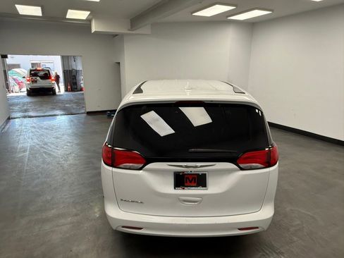 Used 2017 Chrysler Pacifica Touring w/ Tire & Wheel Group FWD image 5