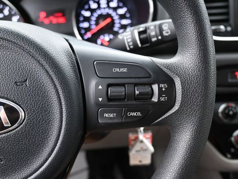 Used 2018 Kia Sedona L FWD image 17